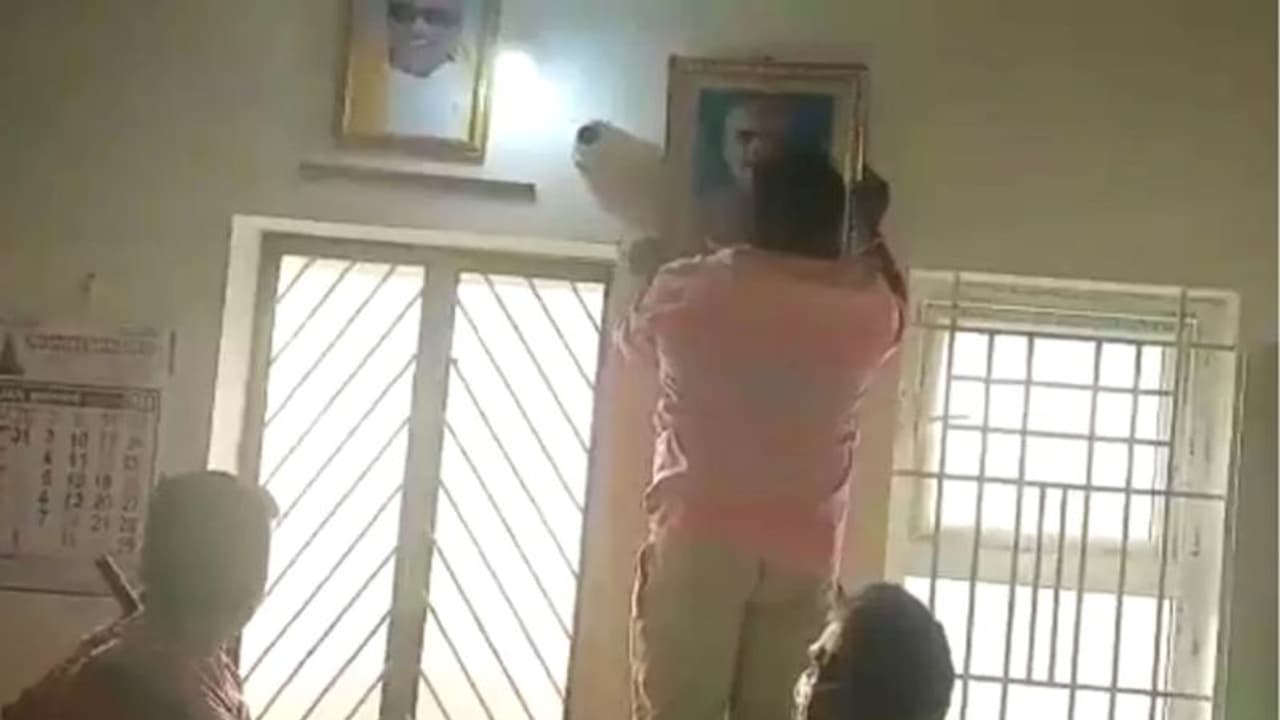அரசு அலுவலகத்தில் மோடி படத்தை வைத்துவிட்டு மிரட்டல்.. வீடு புகுந்து பாஜக நிர்வாகியை அலேக்கா தூக்கிய போலீஸ்.! அரசு அலுவலகத்தில் மோடி படத்தை வைத்துவிட்டு மிரட்டல்.. வீடு புகுந்து பாஜக நிர்வாகியை அலேக்கா தூக்கிய போலீஸ்.!