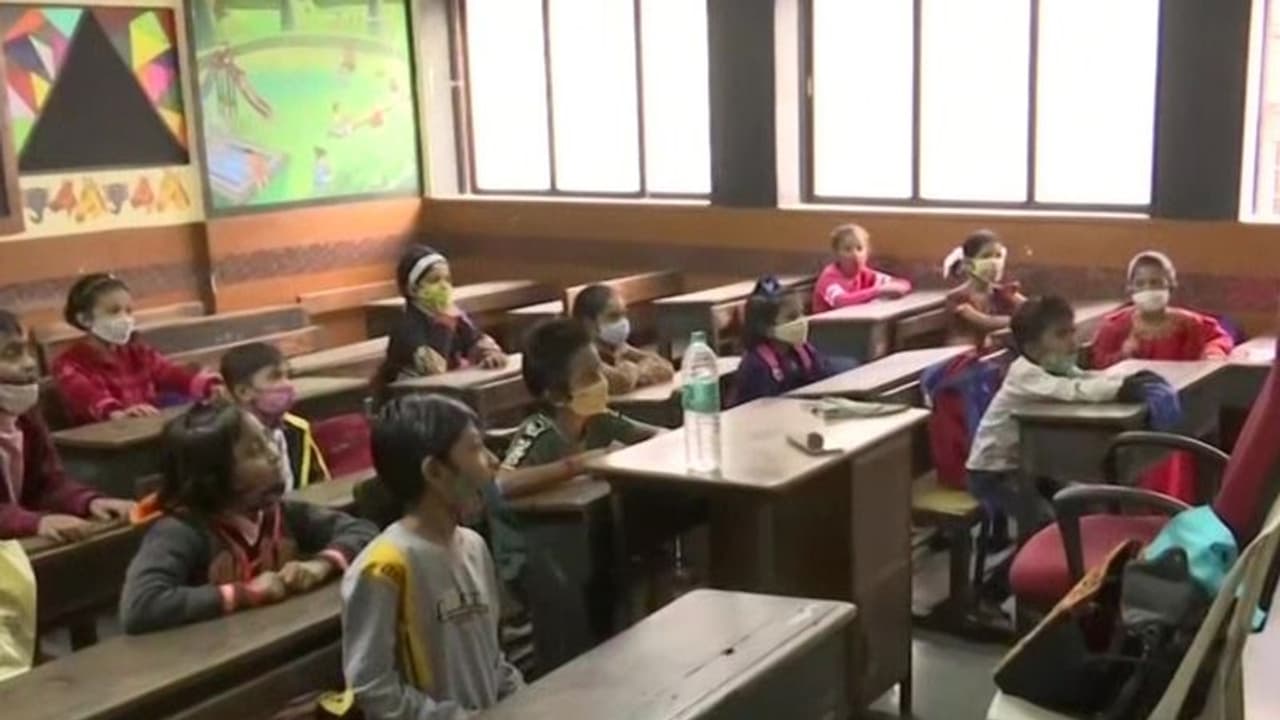 Mandya: ಶುಲ್ಕ ಕಟ್ಟದ 40 ಮಕ್ಕಳನ್ನು ಕೂಡಿಹಾಕಿದ ಶಾಲಾ ಮಂಡಳಿ..!