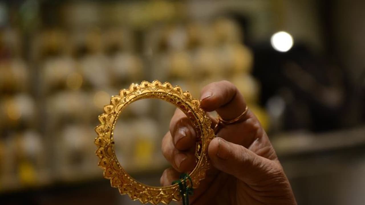 Gold Price Today সোনার দামে নেই কোনও বিশেষ পরিবর্তন, দামের পারদ সেই উর্ধ্বমুখীই Gold Price Today সোনার দামে নেই কোনও বিশেষ পরিবর্তন, দামের পারদ সেই উর্ধ্বমুখীই