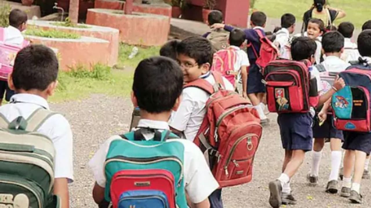 थर्ड वेव के बीच मुंबई में आज से खुले स्कूल: उद्धव ठाकरे सरकार ने जारी की है इसके लिए नई गाइडलाइन थर्ड वेव के बीच मुंबई में आज से खुले स्कूल: उद्धव ठाकरे सरकार ने जारी की है इसके लिए नई गाइडलाइन