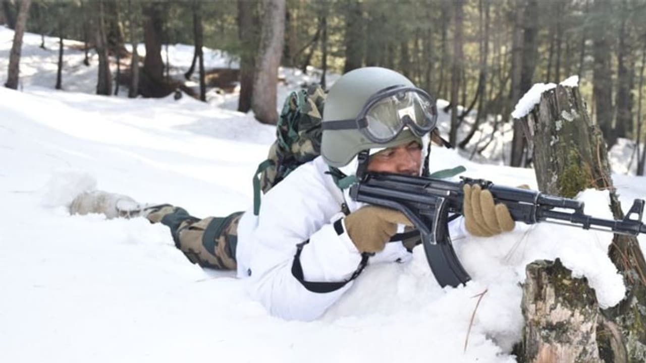 BSF ने तोड़ी आतंकवादियों की कमर, 2021 में J&K से बड़ी मात्रा में हथियार और ड्रग्स की खेप पकड़ी BSF ने तोड़ी आतंकवादियों की कमर, 2021 में J&K से बड़ी मात्रा में हथियार और ड्रग्स की खेप पकड़ी