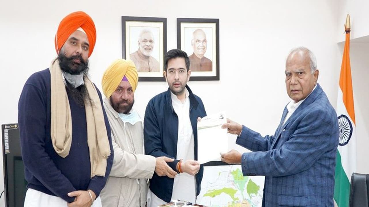 Punjab Election 2022 : राज्यपाल से मिले AAP नेता राघव चड्ढा, अवैध रेत खनन को लेकर CM चन्नी की शिकायत