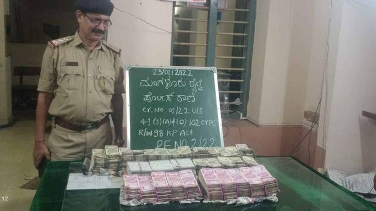 Mangaluru Railway Police: ದಾಖಲೆ ಇಲ್ಲದ ಅಪಾರ ಪ್ರಮಾಣದ ನಗದು, ಚಿನ್ನಾಭರಣ ಬ್ಯಾಗ್ ಪತ್ತೆ Mangaluru Railway Police: ದಾಖಲೆ ಇಲ್ಲದ ಅಪಾರ ಪ್ರಮಾಣದ ನಗದು, ಚಿನ್ನಾಭರಣ ಬ್ಯಾಗ್ ಪತ್ತೆ