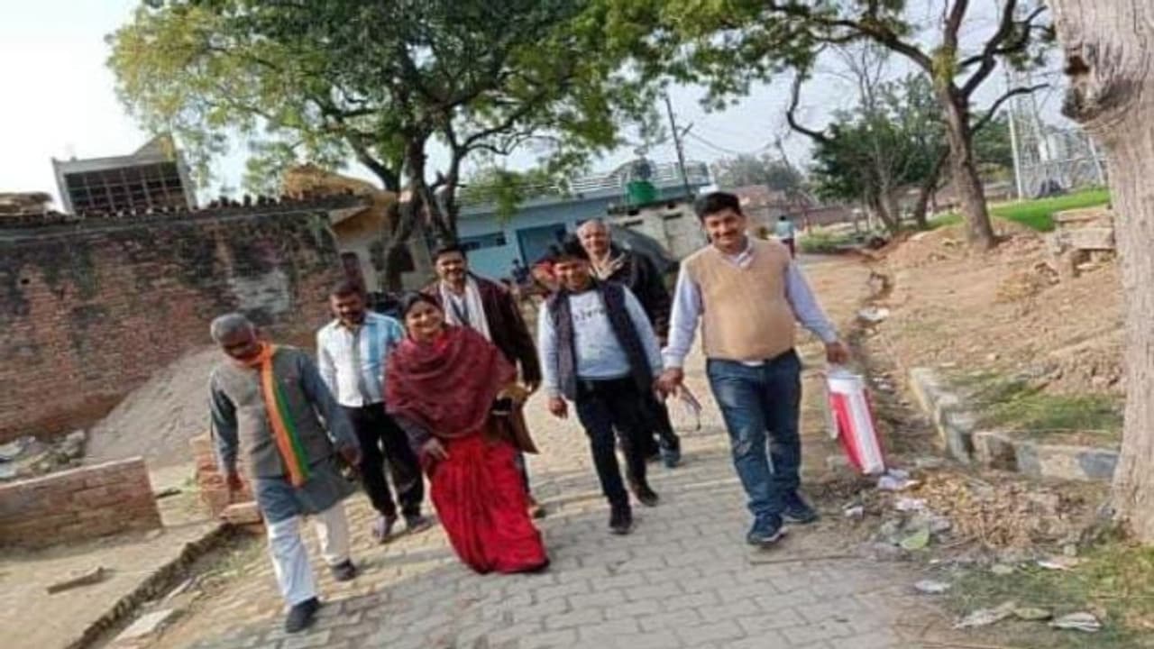 सिराथू के शक्ति केंद्रों पर पहुंची भाजपा जिलाध्यक्ष, मांगे डिप्टी सीएम केशव मौर्य के समर्थन मे वोट सिराथू के शक्ति केंद्रों पर पहुंची भाजपा जिलाध्यक्ष, मांगे डिप्टी सीएम केशव मौर्य के समर्थन मे वोट