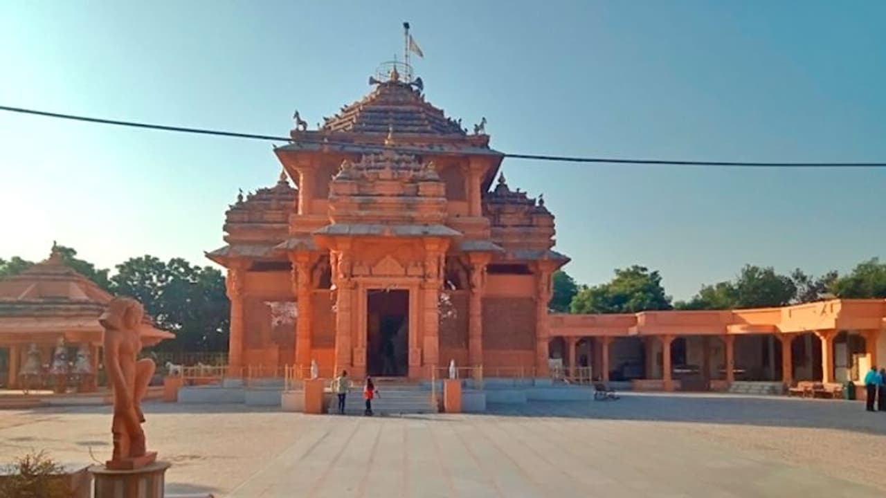अहमदाबाद के इस मंदिर में होती है मुस्लिम महिला की पूजा, अंतरिक्ष यात्रा से पहले इस एस्ट्रोनॉट ने टेका था माथा अहमदाबाद के इस मंदिर में होती है मुस्लिम महिला की पूजा, अंतरिक्ष यात्रा से पहले इस एस्ट्रोनॉट ने टेका था माथा
