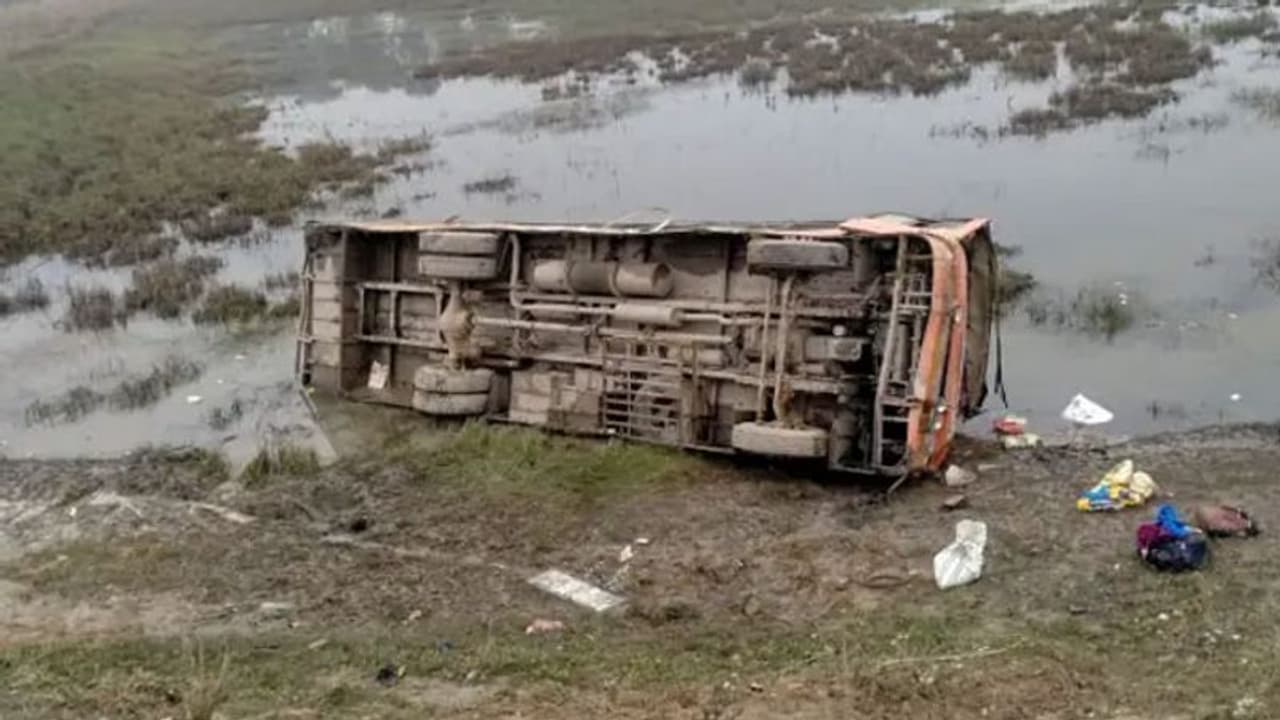 बाराबंकी में 50 यात्रियों से भरी बस पलटी, दो की मौत, 18 से ज्यादा लोग घायल बाराबंकी में 50 यात्रियों से भरी बस पलटी, दो की मौत, 18 से ज्यादा लोग घायल