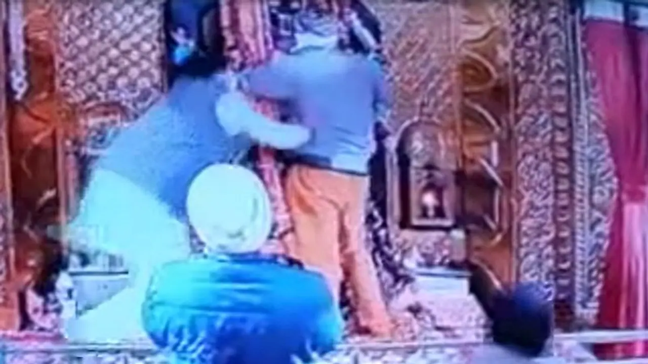 पटियाला के काली माता मंदिर में बेअदबी, ग्रिल फांदकर प्रतिमा से लिपट गया युवक