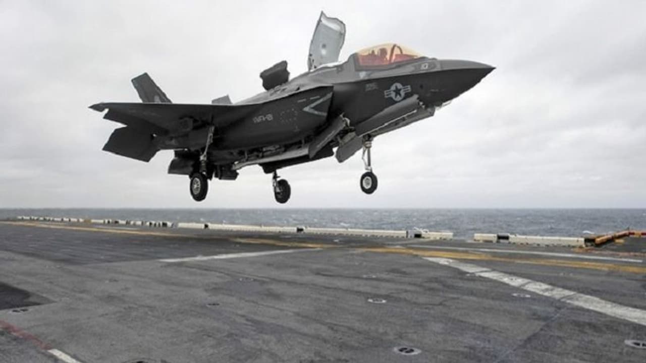 South China Sea में पोत पर लैंडिंग के समय क्रैश हुआ अमेरिका का F 35 विमान, सात घायल South China Sea में पोत पर लैंडिंग के समय क्रैश हुआ अमेरिका का F 35 विमान, सात घायल