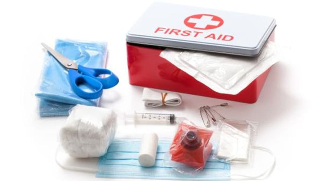 Emergency kit: ஆபத்தில் உயிர் காக்கும் மருத்துவ உபகரணங்கள்... எப்போதும் வீட்டில் வைத்துக் கொள்ளுங்கள்! Emergency kit: ஆபத்தில் உயிர் காக்கும் மருத்துவ உபகரணங்கள்... எப்போதும் வீட்டில் வைத்துக் கொள்ளுங்கள்!