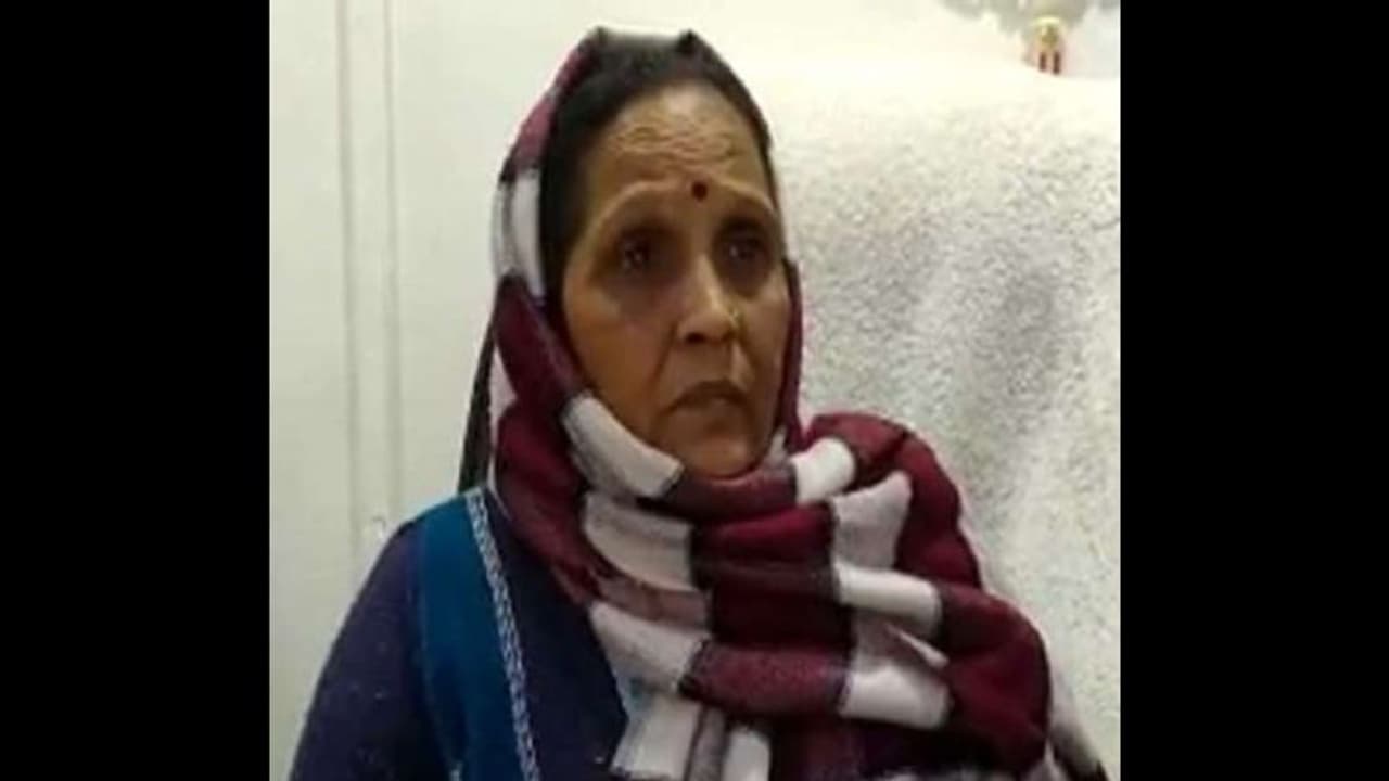 विकास दुबे की रिश्तेदार को टिकट देने की होड़ में SP Congress, खुशी दुबे की मां ने अखिलेश पर जताया भरोसा विकास दुबे की रिश्तेदार को टिकट देने की होड़ में SP Congress, खुशी दुबे की मां ने अखिलेश पर जताया भरोसा