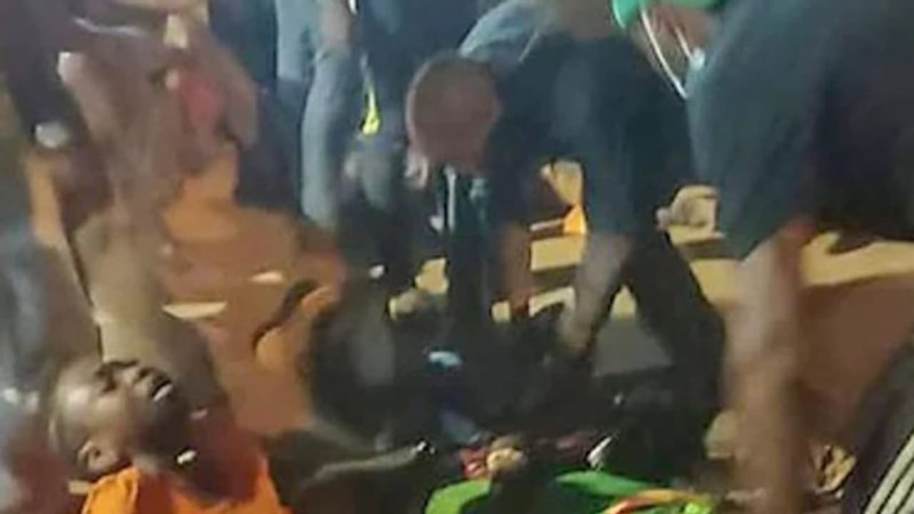 मासूम बच्चों के ऊपर से गुजर गई हजारों लोगों की भीड़, दबकर मर गए आधा दर्जन बच्चे,फुटबॉल मैच के दौरान बड़ा हादसा मासूम बच्चों के ऊपर से गुजर गई हजारों लोगों की भीड़, दबकर मर गए आधा दर्जन बच्चे,फुटबॉल मैच के दौरान बड़ा हादसा