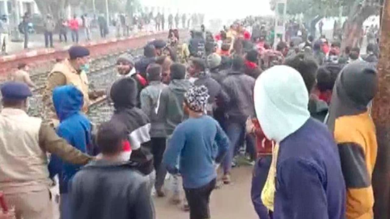 Bihar में दूसरे दिन भी ट्रैक पर उतरे छात्र, राजेंद्र टर्मिनल के बाद अब बिहार शरीफ रेलवे स्टेशन पर बवाल