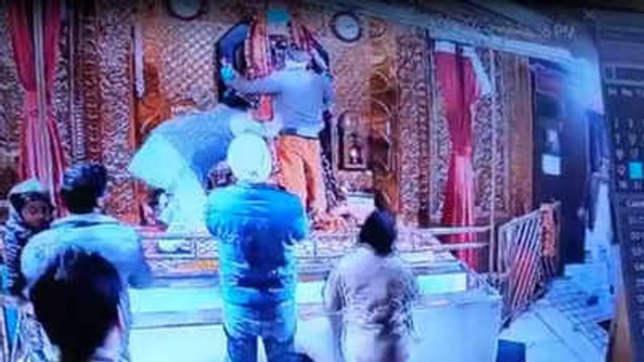 பூஜையின் போது காளி மாதா சிலையை கட்டிப் பிடித்த இளைஞன்.. பந்தாடிய பக்தர்கள்.. பஞ்சாபில் பதற்றம்..