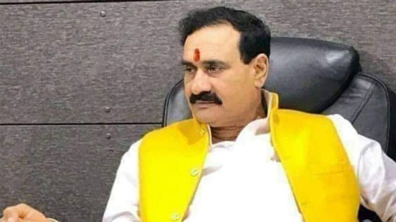 MP में अमेजन पर FIR दर्ज कराने के आदेश: जूतों पर राष्ट्रीय ध्वज छपा बेचा जा रहा, गृहमंत्री बोले अब बर्दाश नहीं MP में अमेजन पर FIR दर्ज कराने के आदेश: जूतों पर राष्ट्रीय ध्वज छपा बेचा जा रहा, गृहमंत्री बोले अब बर्दाश नहीं