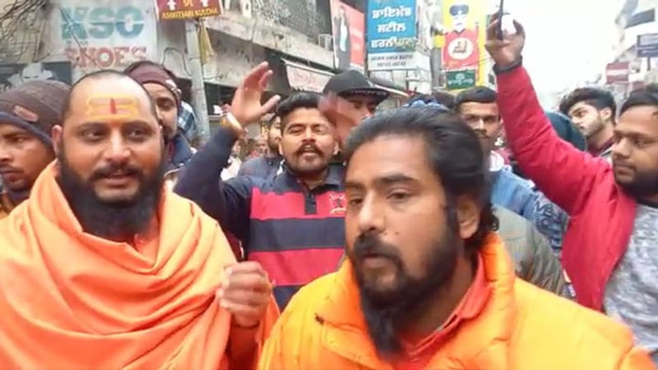 काली मंदिर में बेअदबी की घटना से आज पटियाला बंद, हिंदू संगठनों ने जुलूस निकाला, बाजार बंद करवाए, ये मांग रखी काली मंदिर में बेअदबी की घटना से आज पटियाला बंद, हिंदू संगठनों ने जुलूस निकाला, बाजार बंद करवाए, ये मांग रखी