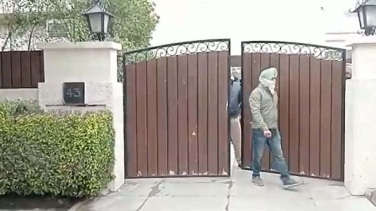 ड्रग्स केस में फंसे बिक्रम मजीठिया की तलाश में पंजाब पुलिस, गिरफ्तारी को लेकर अमृतसर में छापेमारी