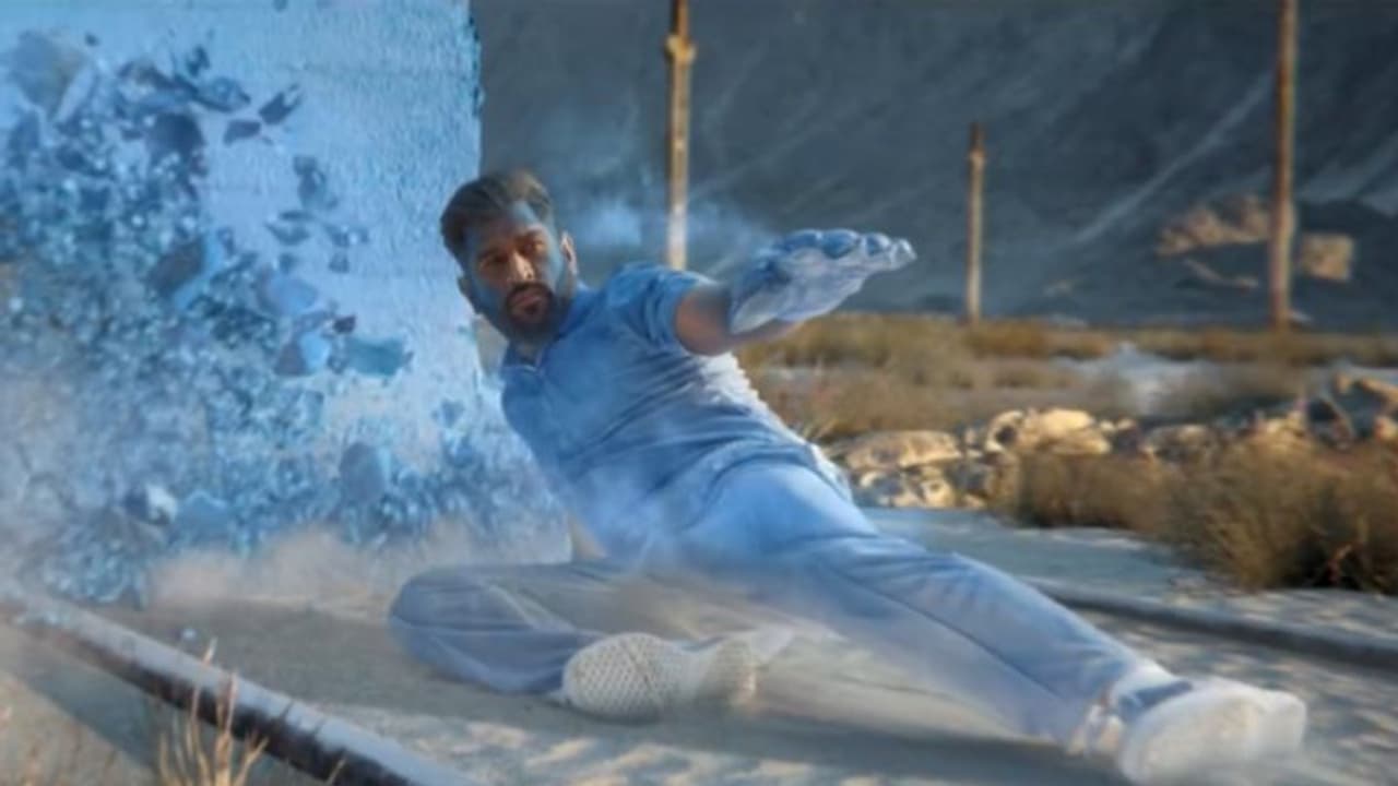 MS Dhoni: দৌড়ে হার মানালেন ট্রেনকে, সুপার হিরোর মত টপকাচ্ছেন বাধা, ভাইরাল ধোনির ভিডিও