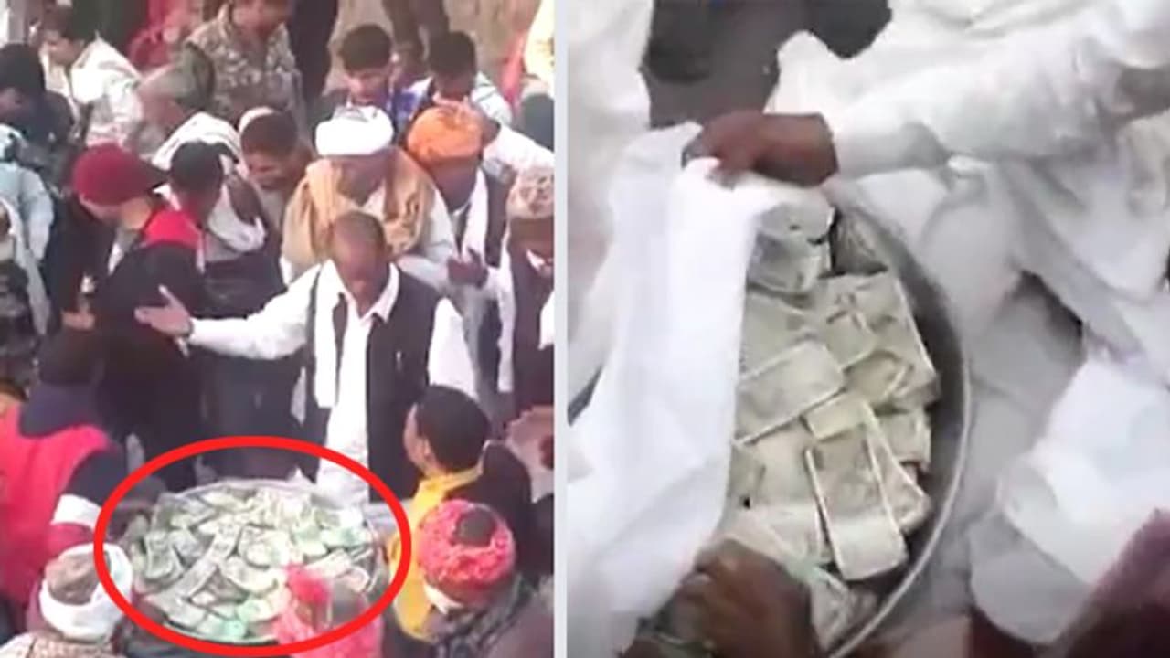 गजब है बर्खास्त थानेदार का जलवा: बेटी को दहेज में दिए सवा करोड़ कैश, मनाही के बाद भी शादी में बुलाए 800 मेहमान गजब है बर्खास्त थानेदार का जलवा: बेटी को दहेज में दिए सवा करोड़ कैश, मनाही के बाद भी शादी में बुलाए 800 मेहमान