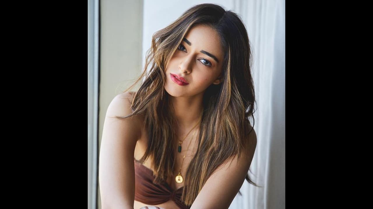 Gehraiyaan Gossip: সেটে ঠিক কেমন দীপিকা, ছবি মুক্তির আগেই অনন্যার ঠোঁটে সুখ্যাতির বন্যা Gehraiyaan Gossip: সেটে ঠিক কেমন দীপিকা, ছবি মুক্তির আগেই অনন্যার ঠোঁটে সুখ্যাতির বন্যা