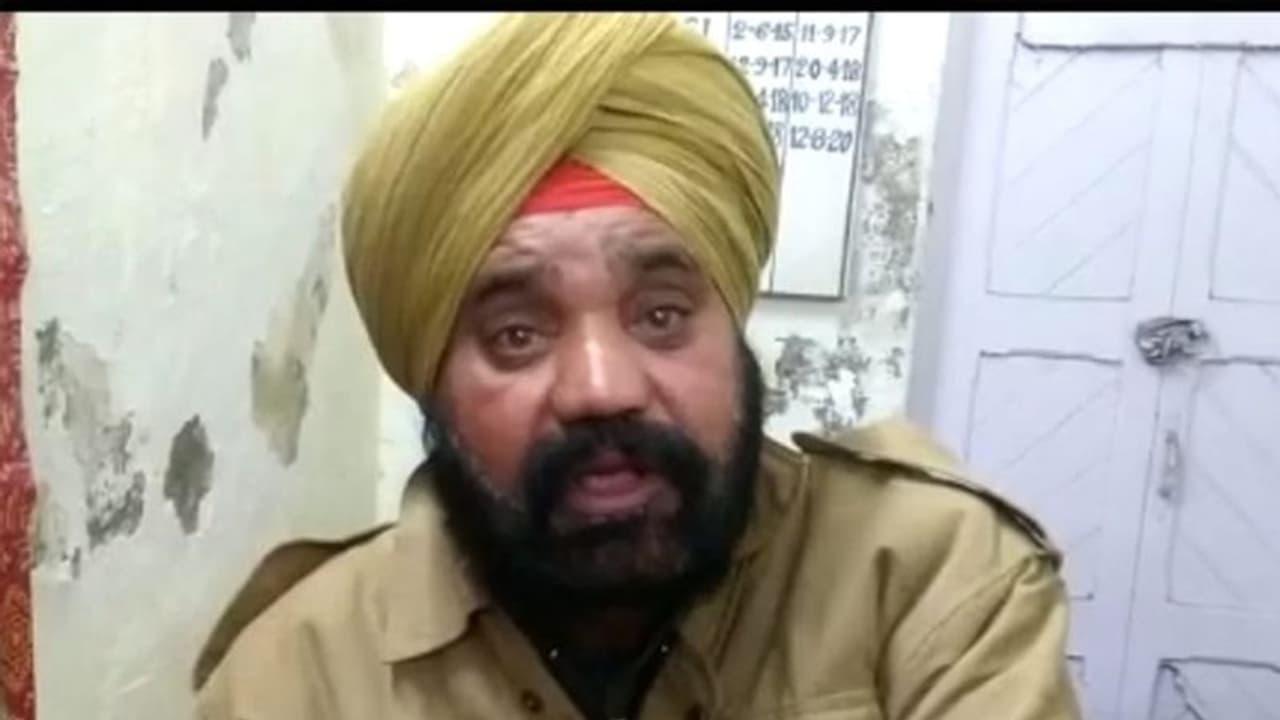 वर्दी में हैवान ये पुलिसवाला: चलती ट्रेन की बाथरूम में महिला के साथ कर रहा था गंदी हरकत, चीख सुन दौड़े यात्री वर्दी में हैवान ये पुलिसवाला: चलती ट्रेन की बाथरूम में महिला के साथ कर रहा था गंदी हरकत, चीख सुन दौड़े यात्री