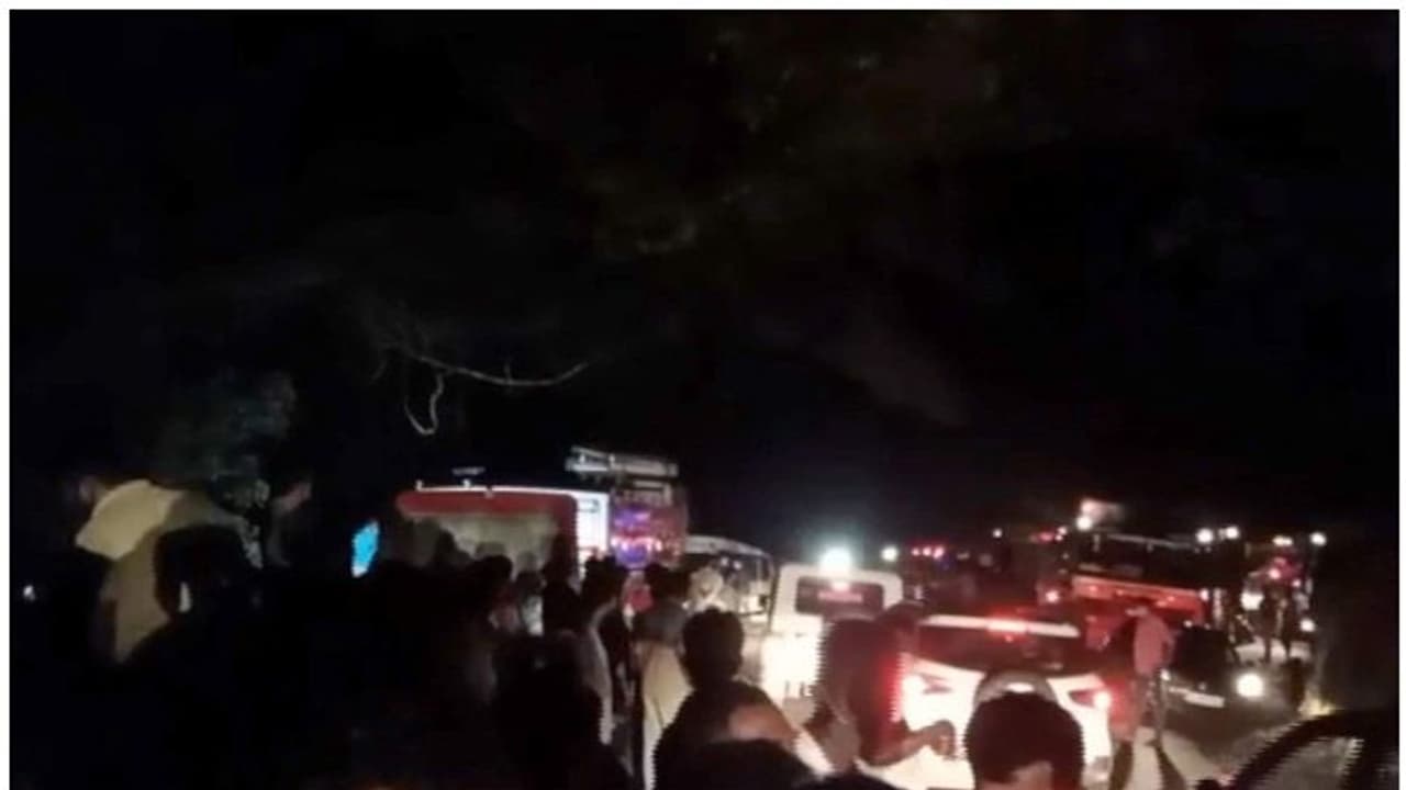 ഇടുക്കിയിൽ ടിപ്പർ ലോറി കൊക്കയിലേക്ക് മറിഞ്ഞ് 2 മരണം ഇടുക്കിയിൽ ടിപ്പർ ലോറി കൊക്കയിലേക്ക് മറിഞ്ഞ് 2 മരണം