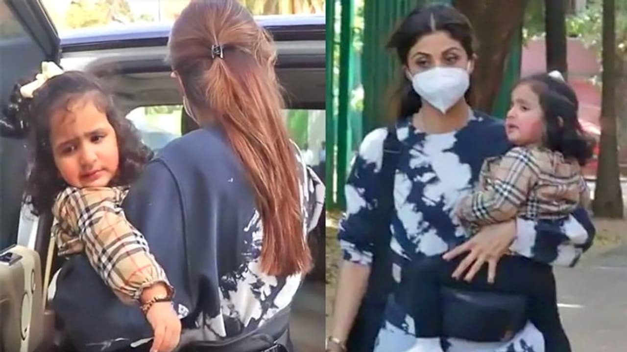 Shilpa Shetty की बेटी पहले ही दिन स्कूल जाने में फफक फफक कर रोई, समीशा को गोद में लिए चुप कराती दिखी एक्ट्रेस Shilpa Shetty की बेटी पहले ही दिन स्कूल जाने में फफक फफक कर रोई, समीशा को गोद में लिए चुप कराती दिखी एक्ट्रेस