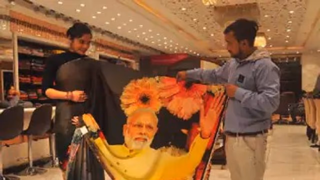 சேலைகளில் மோடி யோகி.. 2 லட்சம் புடவைகள் ரெடி.. பெண்களை கவர பக்காவாக பிளான் போட்ட பாஜக. சேலைகளில் மோடி யோகி.. 2 லட்சம் புடவைகள் ரெடி.. பெண்களை கவர பக்காவாக பிளான் போட்ட பாஜக.