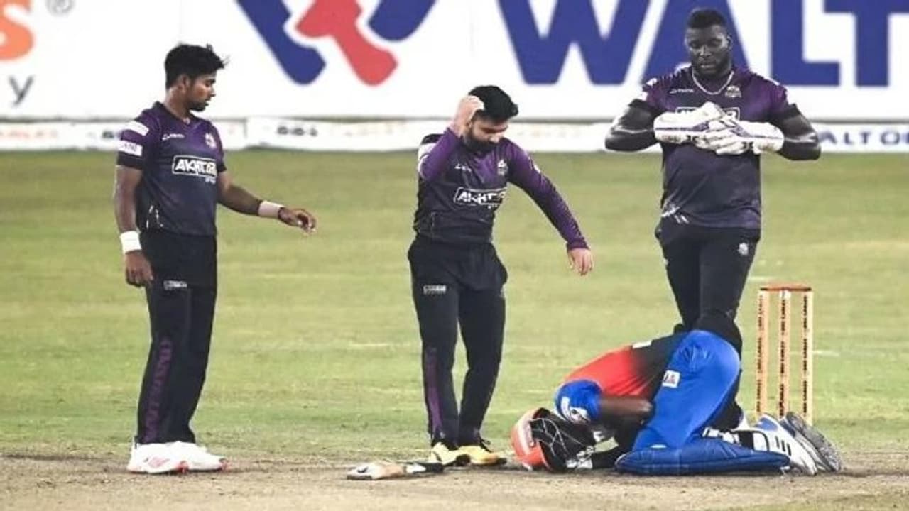 பவுன்ஸர் பந்தில் கழுத்தில் அடிவாங்கி சுருண்ட வெஸ்ட்இண்டீஸ் வீரர்!அவசரமாக ஆஸ்பத்திரிக்கு அழைத்து செல்லப்பட்டார்