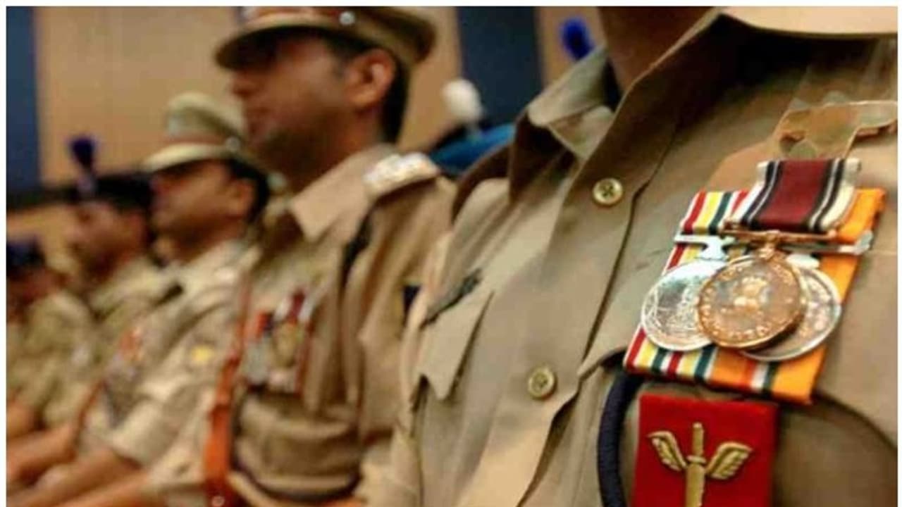 ಕರ್ನಾಟಕದ 20 ಪೊಲೀಸ್ ಅಧಿಕಾರಿಗಳಿಗೆ ರಾಷ್ಟ್ರಪತಿ ಪದಕ ಘೋಷಣೆ! ಕರ್ನಾಟಕದ 20 ಪೊಲೀಸ್ ಅಧಿಕಾರಿಗಳಿಗೆ ರಾಷ್ಟ್ರಪತಿ ಪದಕ ಘೋಷಣೆ!