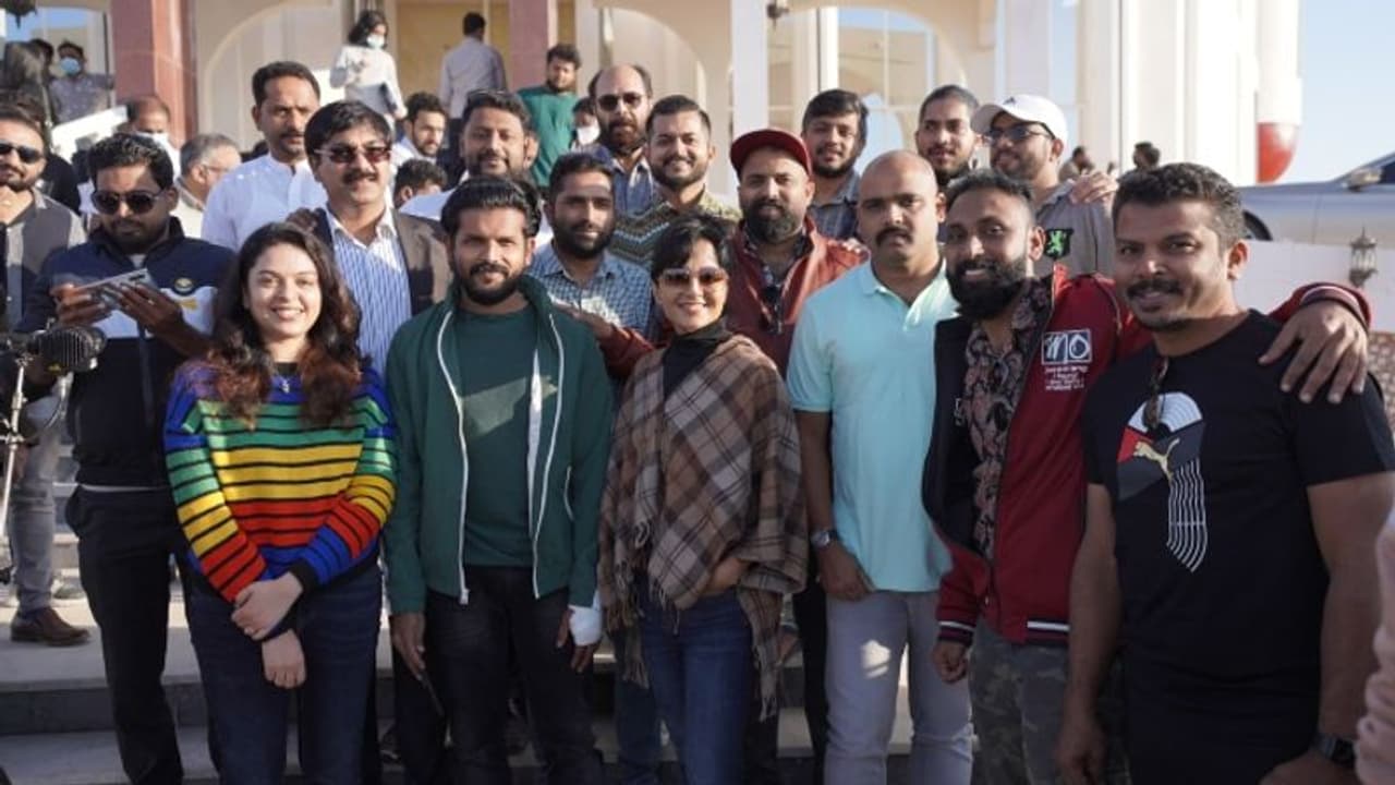 മഞ്ജു വാര്യര്‍ നായിക; 'ആയിഷ' യുഎഇയില്‍ തുടങ്ങി