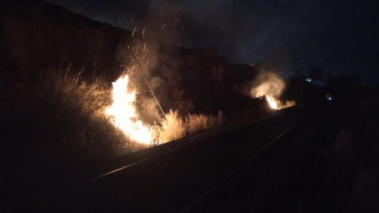 വടകരയിൽ റെയിൽവേ ട്രാക്കിനു സമീപം തീപിടുത്തം വടകരയിൽ റെയിൽവേ ട്രാക്കിനു സമീപം തീപിടുത്തം