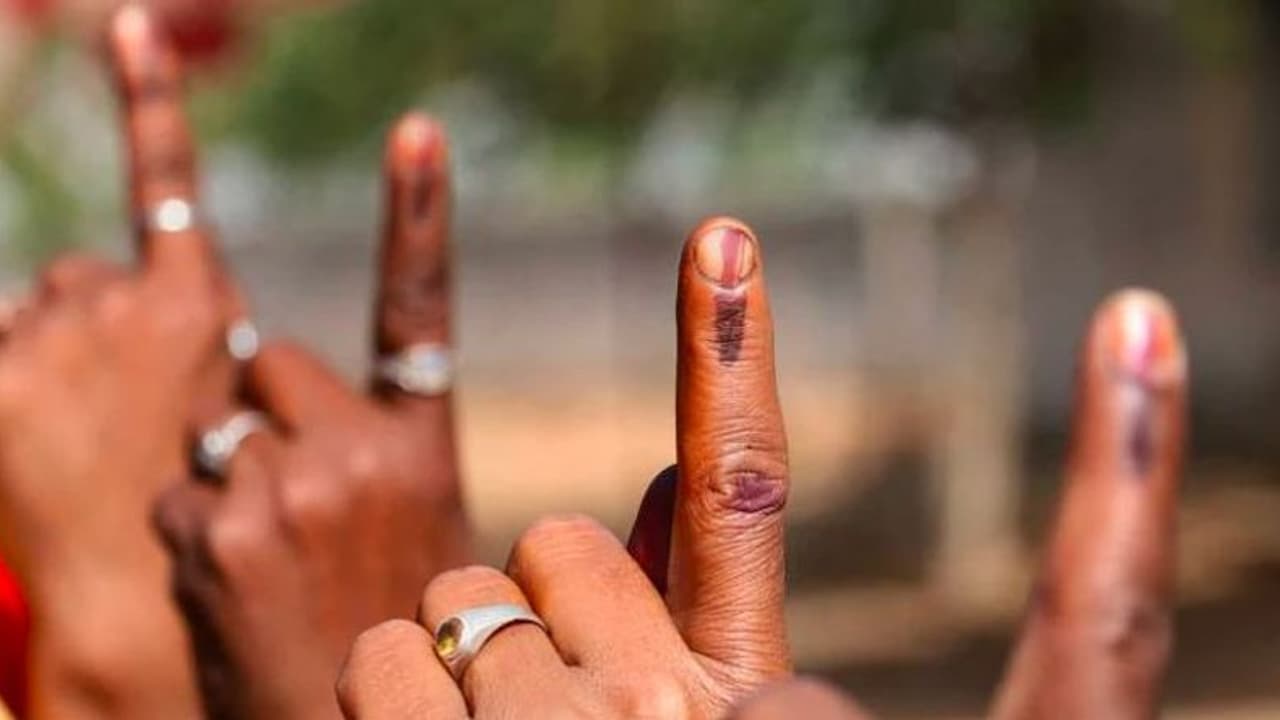 UP Polls 2022: প্রথম পর্বের ভোটে ১৫৬ জন অপরাধী, ১৫ জন নিরক্ষর, ২৮০ জন কোটিপতি UP Polls 2022: প্রথম পর্বের ভোটে ১৫৬ জন অপরাধী, ১৫ জন নিরক্ষর, ২৮০ জন কোটিপতি