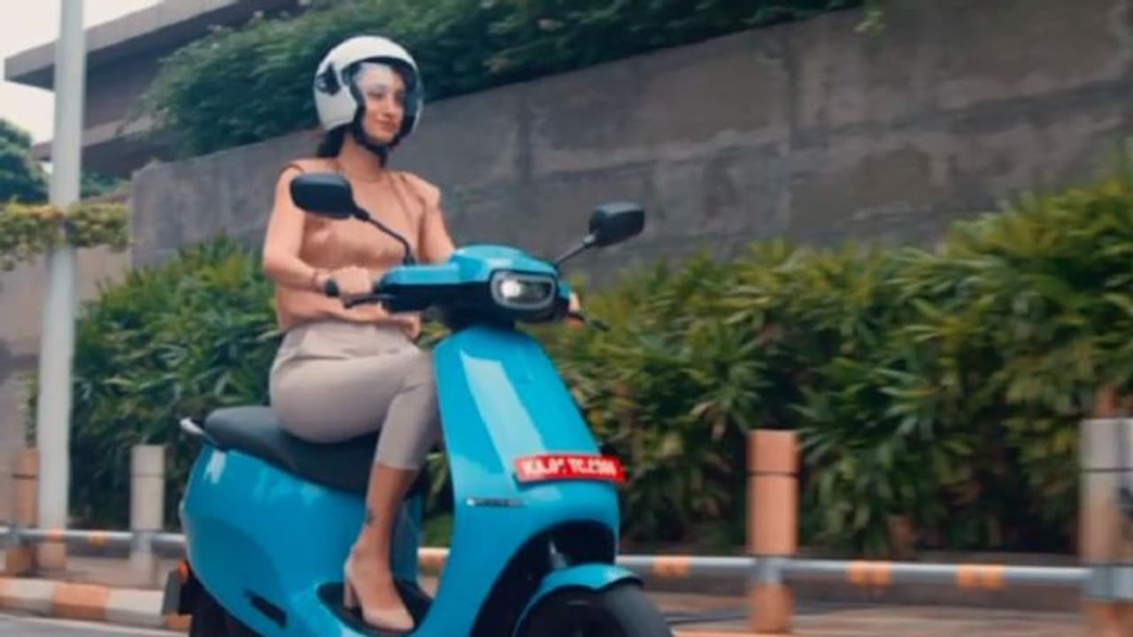  ओला इलेक्ट्रिक स्कूटर में आग लगने के बाद बढ़ गई डिमांड, हीरो EV पाक साफ रहकर भी पिछड़ गया, देखें वजह 