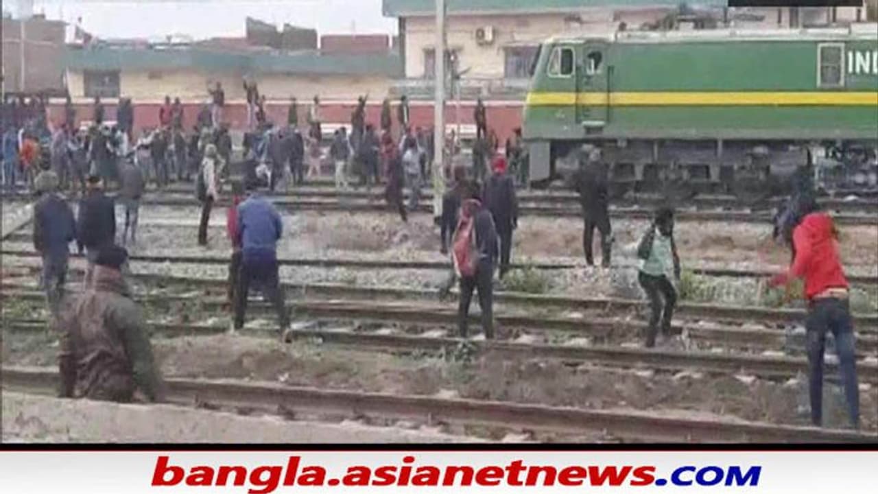 Protest in Bihar : চাকরি প্রার্থীদের আন্দোলনে প্যাসেঞ্জার ট্রেনে আগুন, ৫০০ পড়ুয়ার বিরুদ্ধে দায়ের FIR