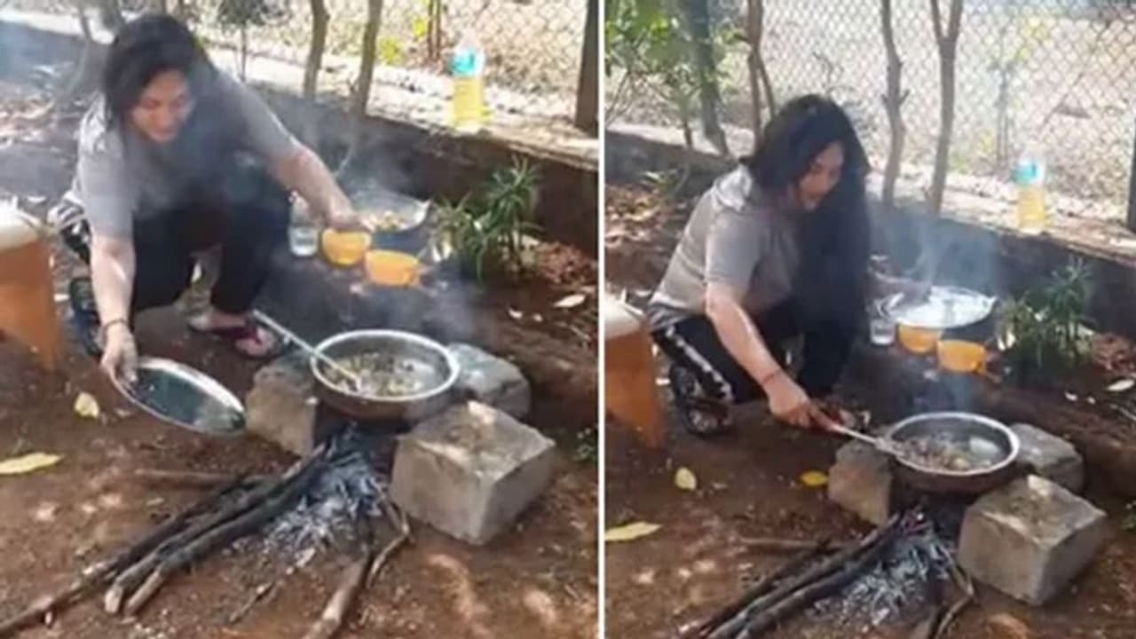 चूल्हे पर खाना बनाती दिखी Ramayan की सीता Dipika Chikhlia, तो फैन्स ने पूछा क्या फिर वनवास पर हैं माता? चूल्हे पर खाना बनाती दिखी Ramayan की सीता Dipika Chikhlia, तो फैन्स ने पूछा क्या फिर वनवास पर हैं माता?