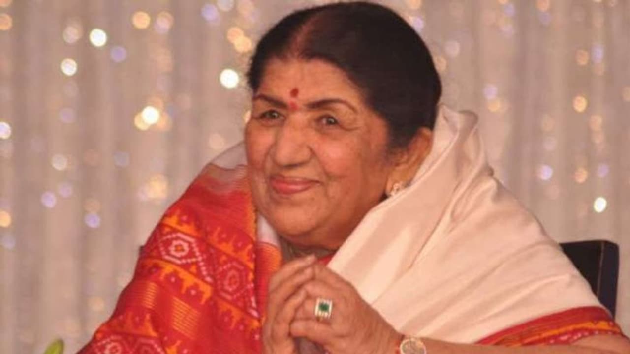 Lata Mangeshkar Health Update: सेहत में हो रहा धीरे धीरे सुधार, अयोध्या में साधुओं ने किया महामृत्यंजय जाप Lata Mangeshkar Health Update: सेहत में हो रहा धीरे धीरे सुधार, अयोध्या में साधुओं ने किया महामृत्यंजय जाप