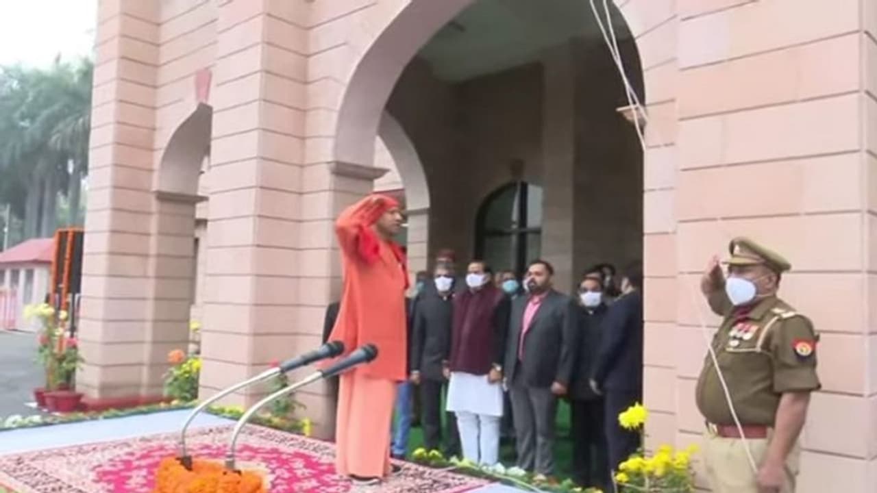 73वें गणतंत्र दिवस पर CM योगी ने किया ध्वजारोहण, सोशल मीडिया पर दी बधाई