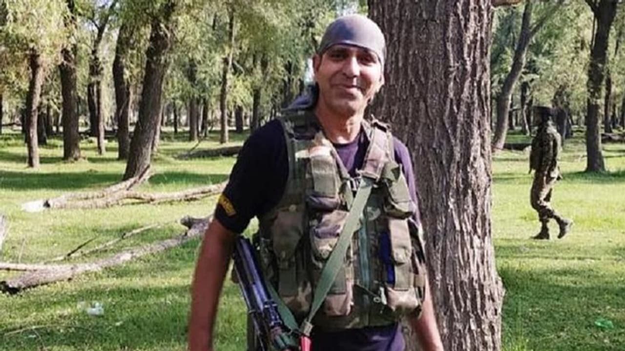 3 आतंकियों मारकर शहीद होने वाले जांबाज SI बाबू राम को दिया अशोक चक्र, पत्नी ने नम आंसुओं से लिया वीरता सम्मान 3 आतंकियों मारकर शहीद होने वाले जांबाज SI बाबू राम को दिया अशोक चक्र, पत्नी ने नम आंसुओं से लिया वीरता सम्मान