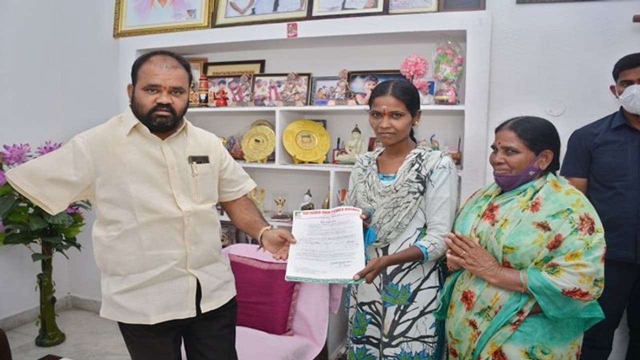 మాట నిలబెట్టుకున్న మంత్రి కేటీఆర్.. చనిపోయిన జర్నలిస్టు కూతురు కరిష్మాకు ఉద్యోగం.. మాట నిలబెట్టుకున్న మంత్రి కేటీఆర్.. చనిపోయిన జర్నలిస్టు కూతురు కరిష్మాకు ఉద్యోగం..