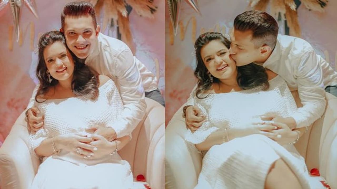 गोद भराई में पत्नी को बांहों में लेकर Kiss करते नजर आए Aditya Narayan, मैचिंग आउटफिट में दिखा कपल गोद भराई में पत्नी को बांहों में लेकर Kiss करते नजर आए Aditya Narayan, मैचिंग आउटफिट में दिखा कपल