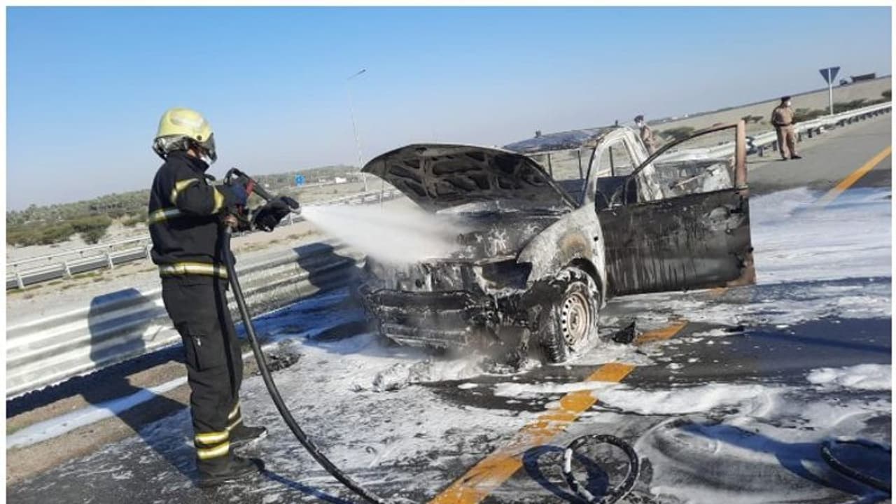 Oman Car Fire: ഒമാനില് കാറിന് തീപിടിച്ചു; ആളപായമില്ലെന്ന് സിവില് ഡിഫന്സ് Oman Car Fire: ഒമാനില് കാറിന് തീപിടിച്ചു; ആളപായമില്ലെന്ന് സിവില് ഡിഫന്സ്
