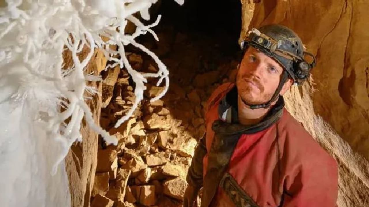 ഗുഹയ്ക്കകത്തേക്ക് വീണു, കുടുങ്ങിക്കിടന്നത് 54 മണിക്കൂര്, ഇന്ന് തന്നെ രക്ഷിച്ച അതേ സംഘത്തില് അംഗമായി യുവാവ് ഗുഹയ്ക്കകത്തേക്ക് വീണു, കുടുങ്ങിക്കിടന്നത് 54 മണിക്കൂര്, ഇന്ന് തന്നെ രക്ഷിച്ച അതേ സംഘത്തില് അംഗമായി യുവാവ്