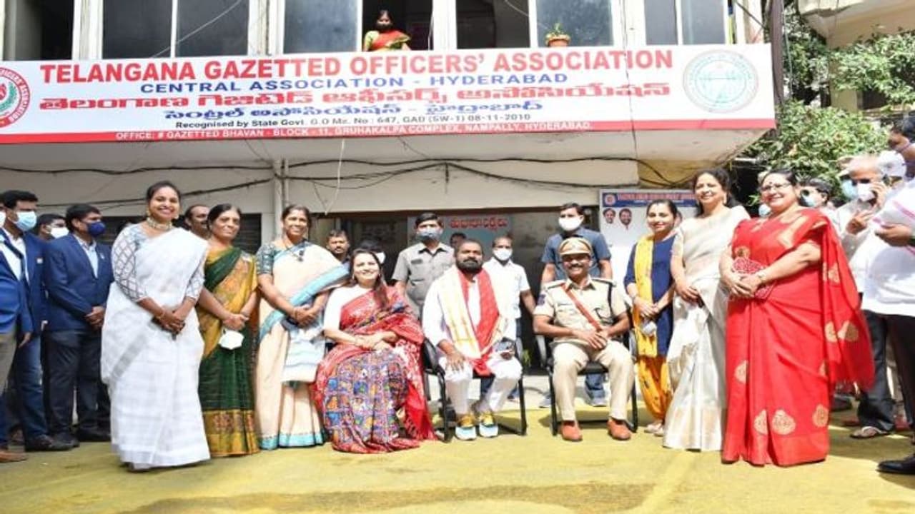 ఉద్యోగ క్యాలెండర్ విడుదలకు కసరత్తు..: నిరుద్యోగులకు మంత్రి శ్రీనివాస్ గౌడ్ శుభవార్త ఉద్యోగ క్యాలెండర్ విడుదలకు కసరత్తు..: నిరుద్యోగులకు మంత్రి శ్రీనివాస్ గౌడ్ శుభవార్త