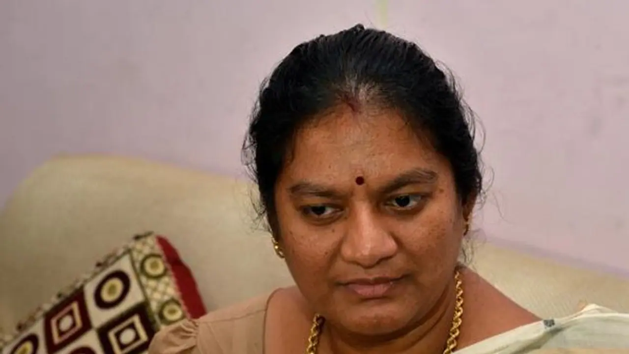 கால் இருக்காதுன்னு அமைச்சரை மிரட்டிய சசிகலா புஷ்பா! வீட்டை அடித்து நொறுக்கிய 3 திமுக கவுன்சிலர்கள் மீது வழக்கு கால் இருக்காதுன்னு அமைச்சரை மிரட்டிய சசிகலா புஷ்பா! வீட்டை அடித்து நொறுக்கிய 3 திமுக கவுன்சிலர்கள் மீது வழக்கு