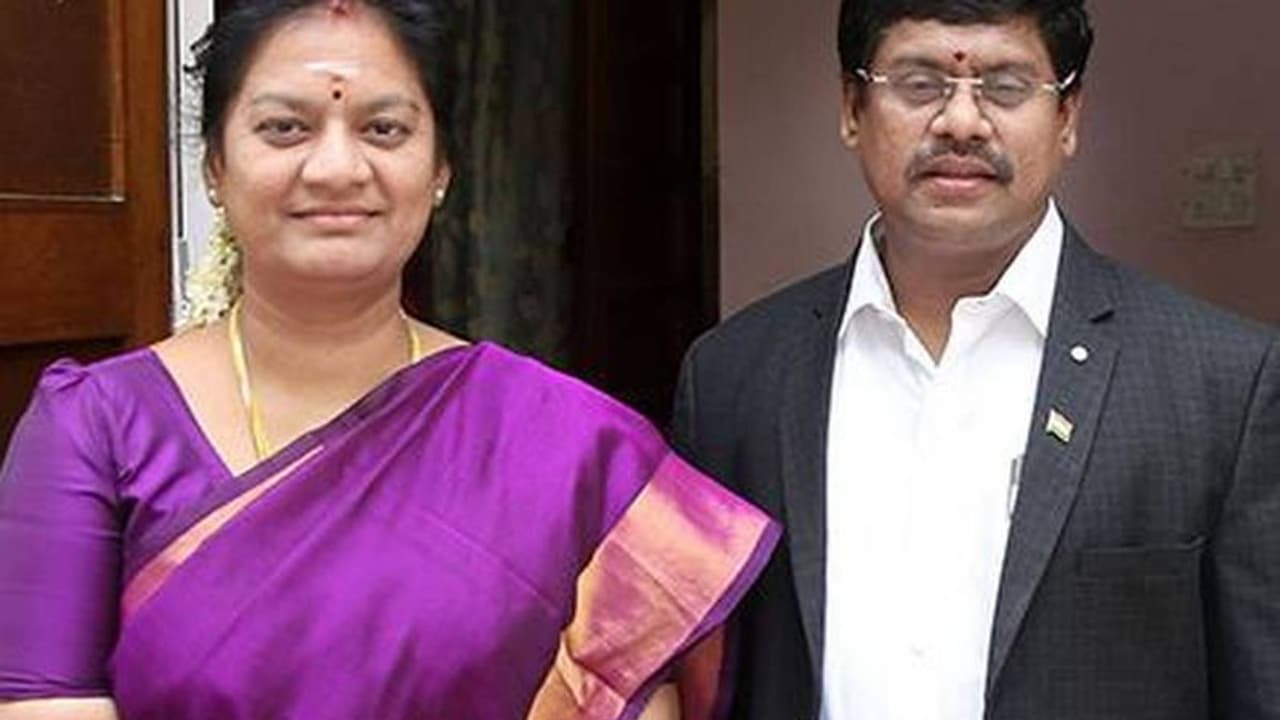 சசிகலா புஷ்பா மீது வழக்குபதிவு..2வது கணவர் கொடுத்த புகாரில் நடவடிக்கை..படுக்கையறையில் நடந்த விபரீத சம்பவம்..