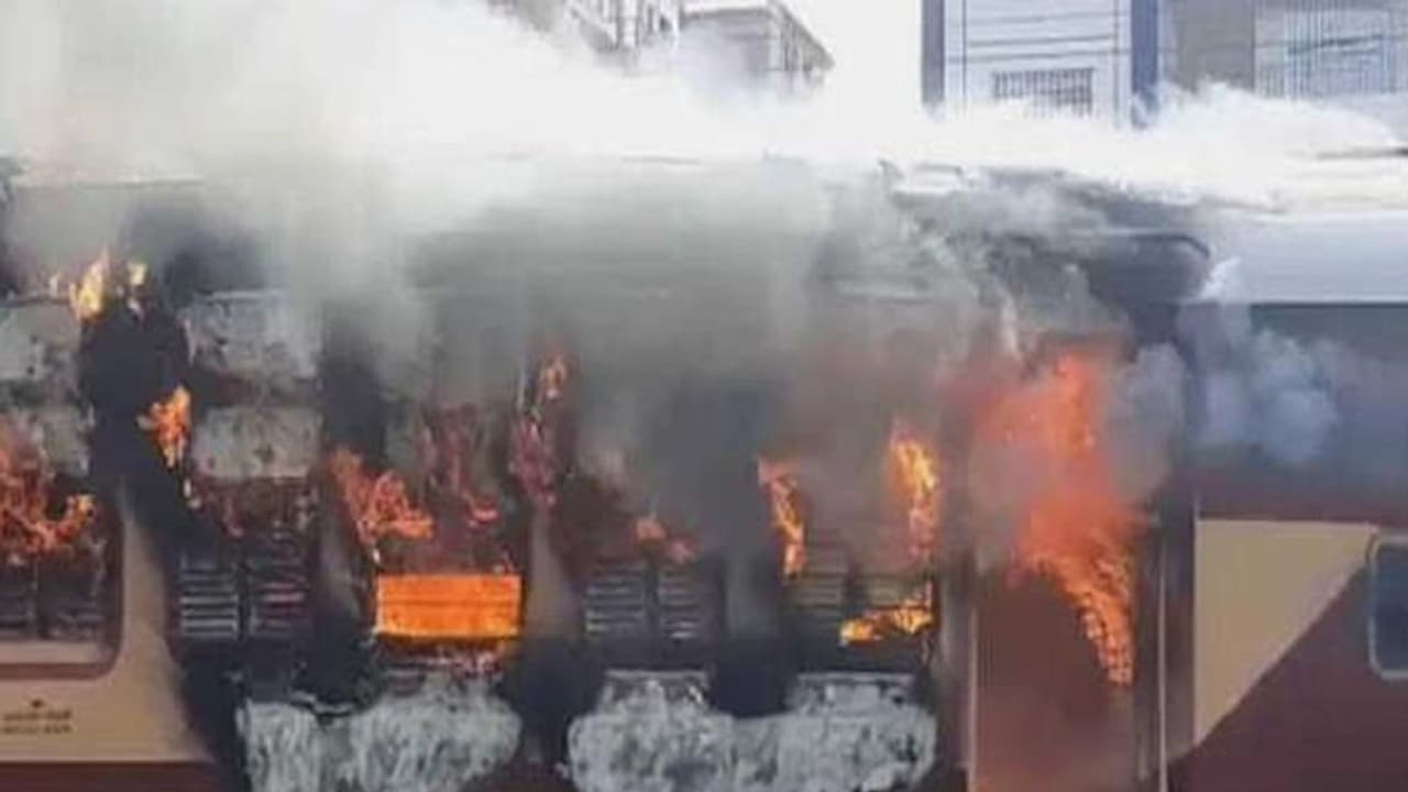 Railway NTPC exam : നിയമന നടപടികൾ റെയിൽവേ നിർത്തിയിട്ടും ബീഹാർ സംഘർഷത്തിന് അയവില്ല Railway NTPC exam : നിയമന നടപടികൾ റെയിൽവേ നിർത്തിയിട്ടും ബീഹാർ സംഘർഷത്തിന് അയവില്ല