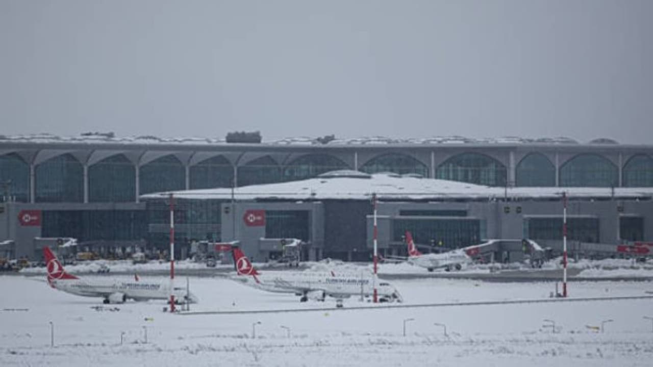Istanbul Airport: বরফে মোড়া রানওয়ে বিমান, ধু ধু সাদায় দাঁড়িয়ে ইস্তানবুল এয়ারপোর্ট
