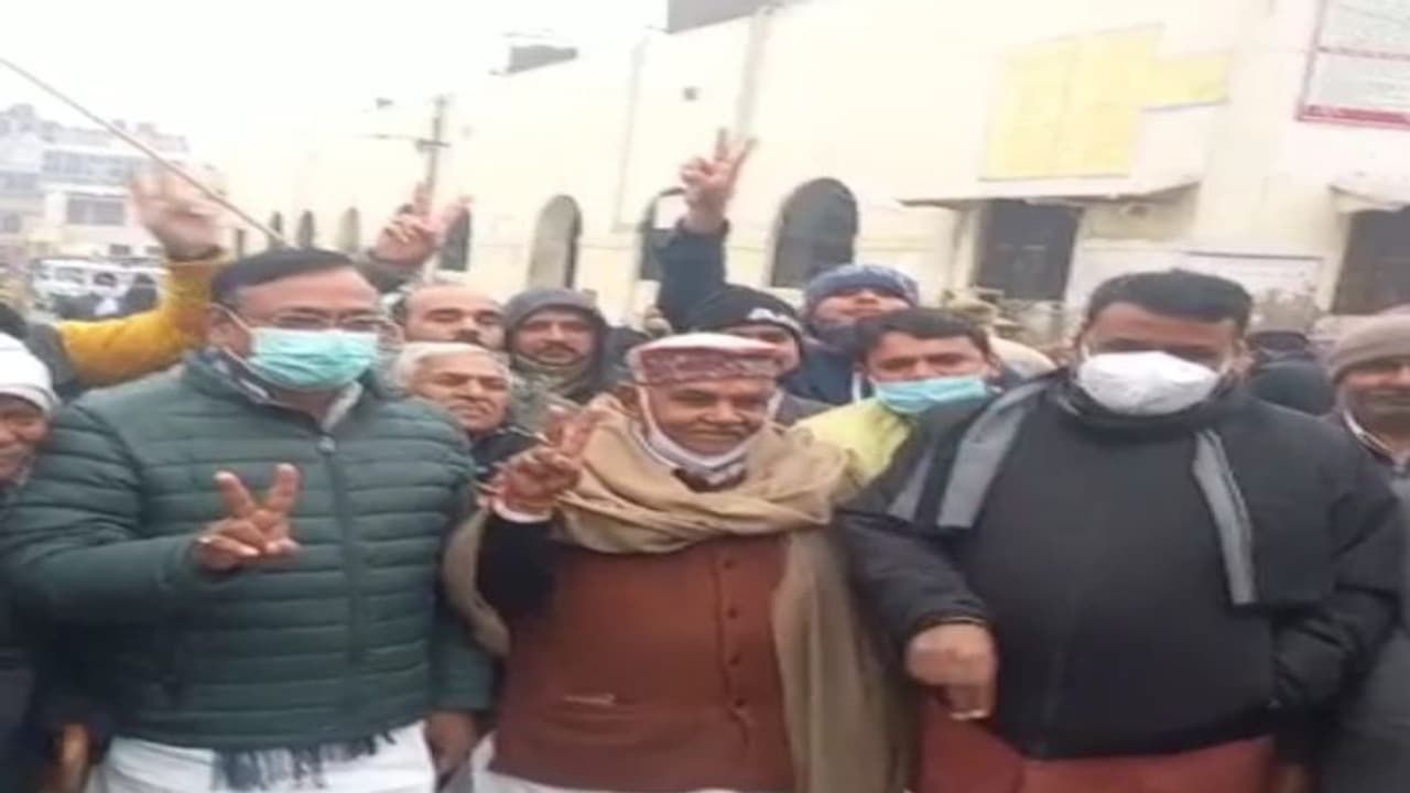 BJP प्रत्याशी सहित सैकड़ों समर्थकों पर दर्ज हुआ आचार संहिता उल्लंघन का केस, वायरल वीडियो के बाद हुई कार्रवाई BJP प्रत्याशी सहित सैकड़ों समर्थकों पर दर्ज हुआ आचार संहिता उल्लंघन का केस, वायरल वीडियो के बाद हुई कार्रवाई