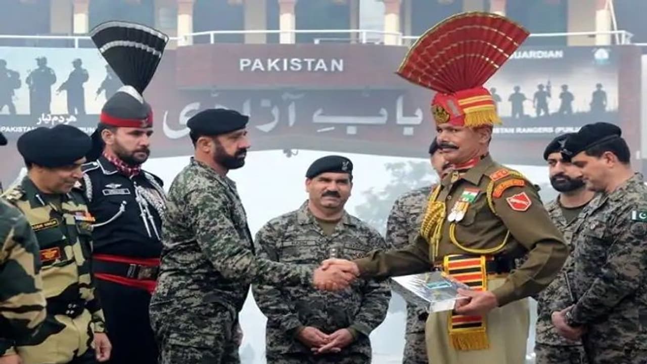 Republic Day 2022: వాఘా సరిహద్దులో స్వీట్లు పంచుకున్న భారత్ పాక్ జవాన్లు Republic Day 2022: వాఘా సరిహద్దులో స్వీట్లు పంచుకున్న భారత్ పాక్ జవాన్లు