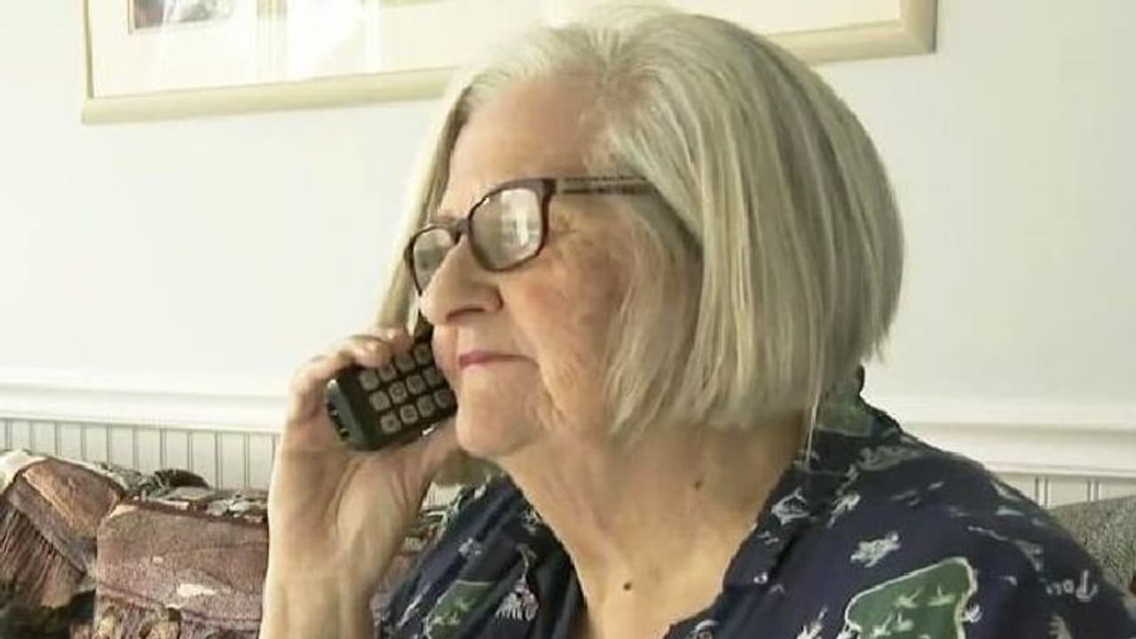 Grandma tricks scammer : കൊച്ചുമകനാണെന്നും പറഞ്ഞ് ഫോൺ, പണംതട്ടാൻ ശ്രമിച്ചയാളെ വീട്ടിൽവരുത്തി പൂട്ടി മുത്തശ്ശി!